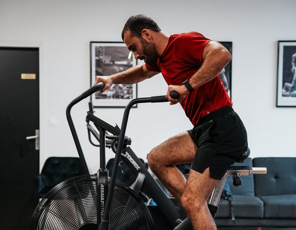 Coach sportif Chartrons : un client s'entraîne sur un vélo à air dans un centre de coaching à Bordeaux