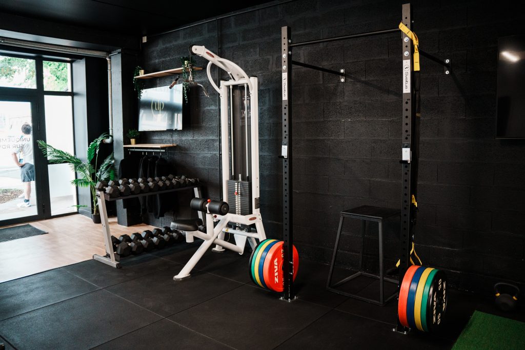 Coach personnel à Bordeaux : le plateau d'entraînement Ultimate Physical, avec poulie, haltères et racks, pour des séances sur mesure