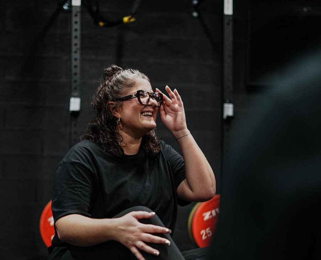 Coach perte de poids Mérignac : une cliente souriante pendant sa séance dans le centre Ultimate Physical