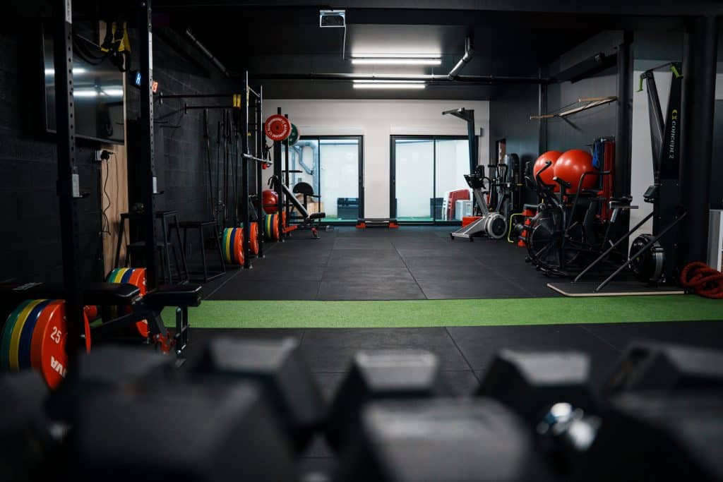 Coach sportif près d'Eysines : le plateau d'entraînement Ultimate Physical, avec haltères, racks et sol adapté aux séances sur mesure