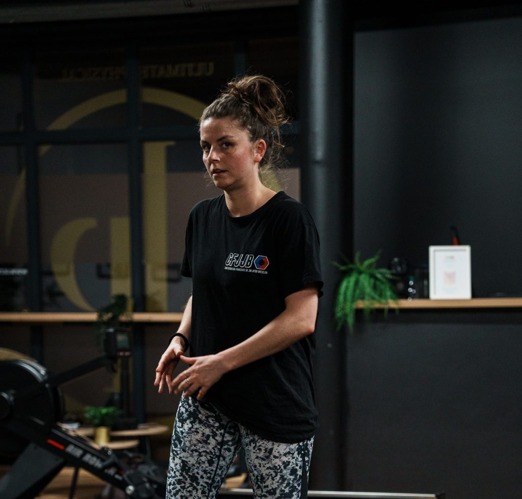 Sommeil et récupération sportive : une cliente d'Ultimate Physical pendant sa séance de coaching