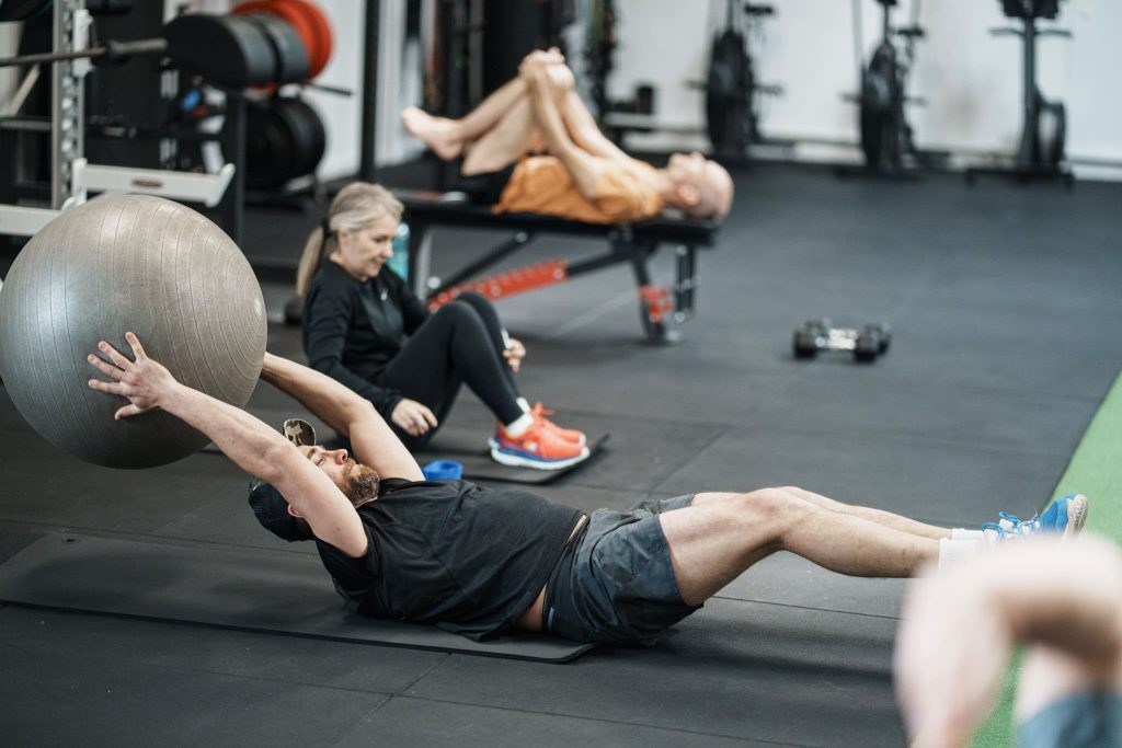 Séance de renforcement musculaire en petit groupe de 6 personnes maximum, chacun sur son propre programme, chez Ultimate Physical