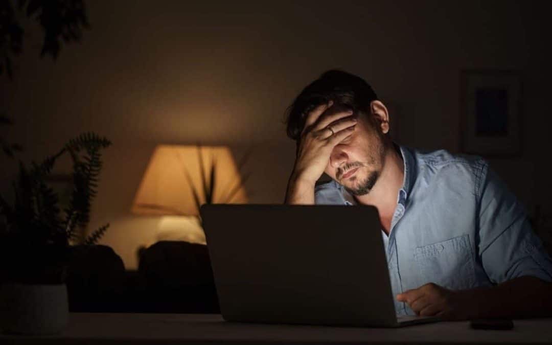 Douleurs cervicales en télétravail : 5 exercices et les bons réglages pour soulager la nuque